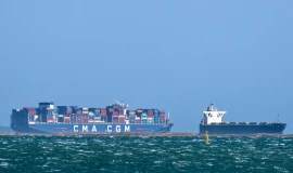 التوترات تلقي بظلالها على التجارة.. وعبور محدود في أهم ممر نفطي