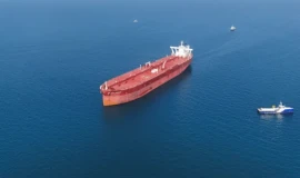 تحذيرات دولية من تداعيات تعطّل الملاحة في مضيق هرمز