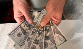 الدولار يتراجع في بغداد وأربيل بعد نفي رسمي لتعديل سعر الصرف