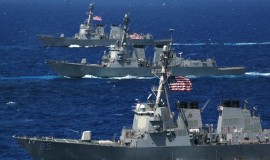 هرمز يشهد تصعيداً.. تحركات أمريكية وانسحاب مدمرة بعد تحذير إيراني