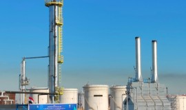 النفط يواصل مكاسبه بدعم تراجع المخزونات الأميركية وأزمة الملاحة