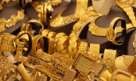 الذهب يرتقي بأكثر من 1% مستفيداً من تراجع النفط والدولار