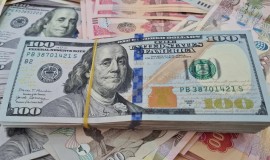 الدولار يشهد انخفاضاً طفيفاً مقابل الدينار في أسواق بغداد وأربيل
