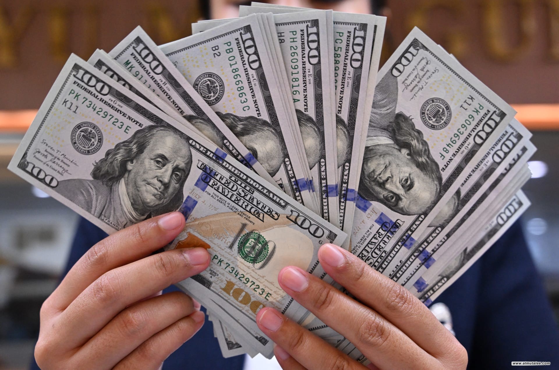 قائمة بأسعار الدولار في افتتاح تداولات الأسبوع