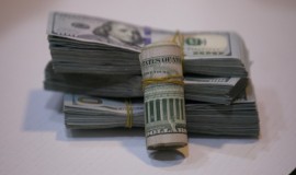 الدولار يتراجع والذهب يحلّق ببغداد وأربيل مع انطلاق تعاملات الأسبوع