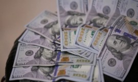 ارتفاع طفيف بأسعار الدولار مقابل الدينار العراقي ببغداد وأربيل