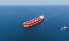 تعرض ناقلة نفط هندية تحمل نفطاً عراقياً لإطلاق نار بمضيق هرمز